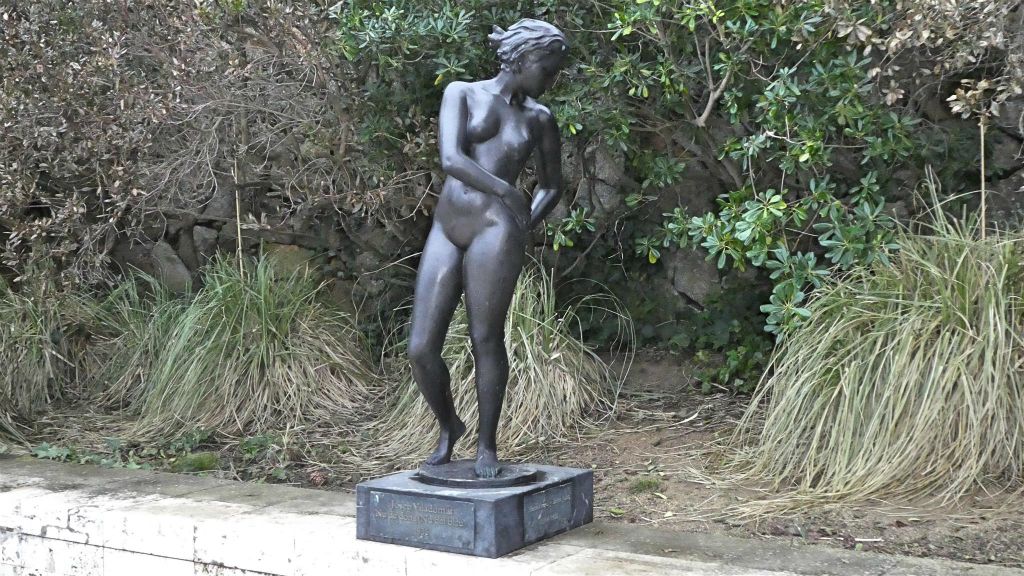 SANT FELIU DE GUÌXOLS - het kunstwerk 'Nu del blau' van de Spaanse beeldhouwer Josep Viladomat (1899-1989)
