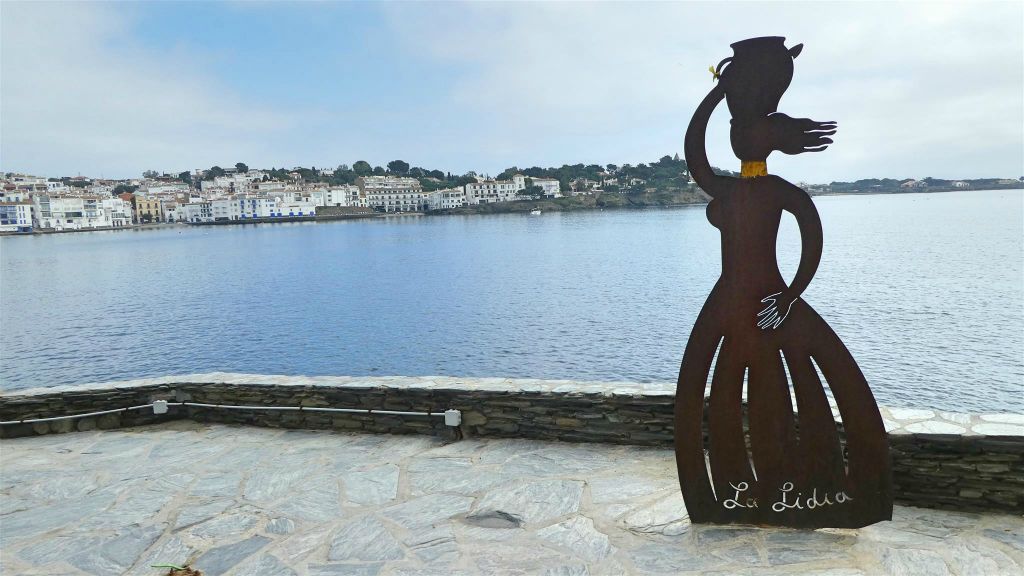 CADAQUÉS - een monument ter ere van visboer en herbergierster Lydia van Cadaques (1866-1946)