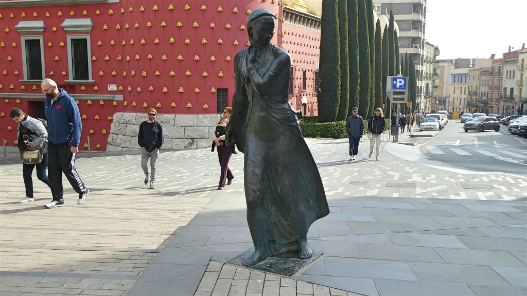 FIGUERAS - een standbeeld