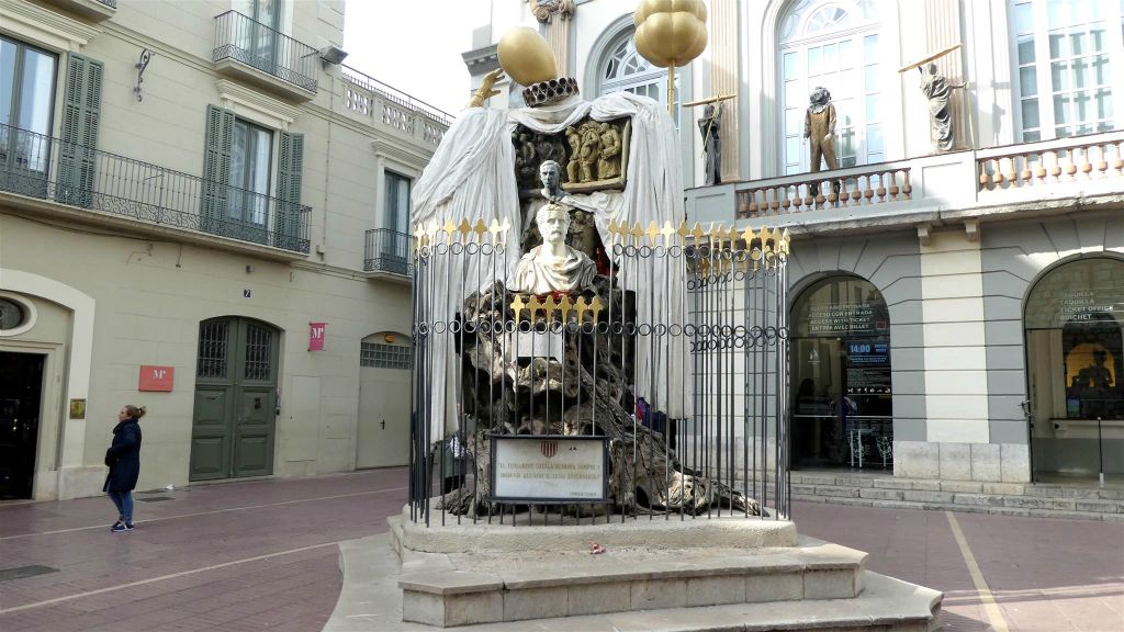 FIGUERAS - een monument ter ere van Spaanse schrijver Francesc Pujols (1882-1962)