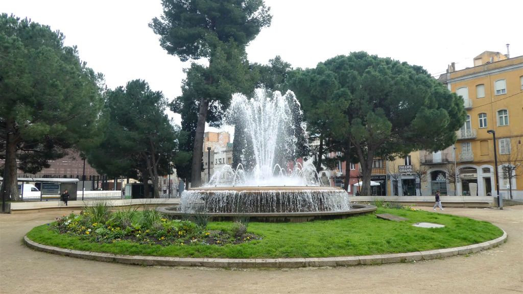 FIGUERAS - een fontein op het plein Plaça Ernest Vila