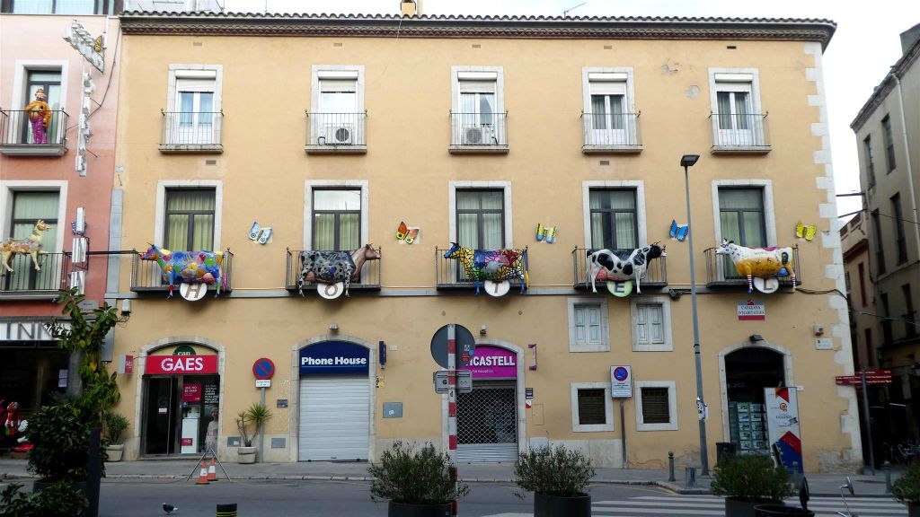 FIGUERAS - het hotel Plaza Inn met versierde gevel