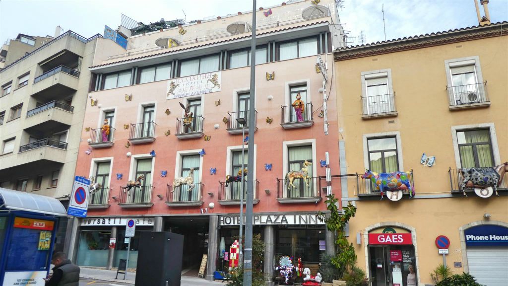 FIGUERAS - het hotel Plaza Inn met versierde gevel
