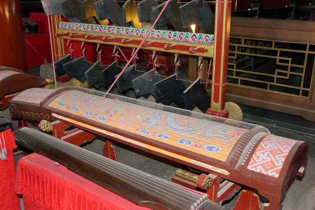 BEIJING - snaarinstrument bij de confucius tempel