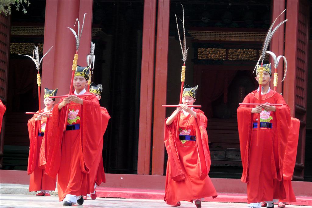 BEIJING - optreden bij de confucius tempel