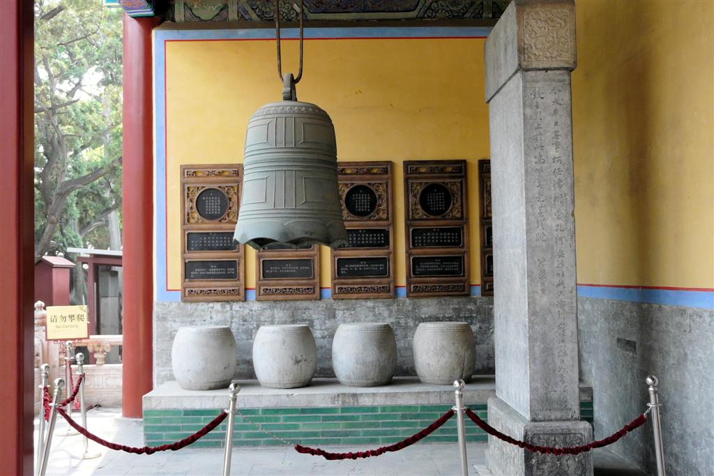 BEIJING - bel en oude troms bij de confucius tempel