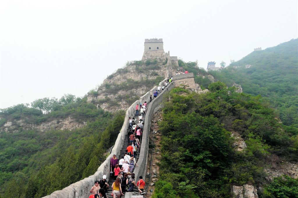 BEIJING - drukte bij de Chinese muur