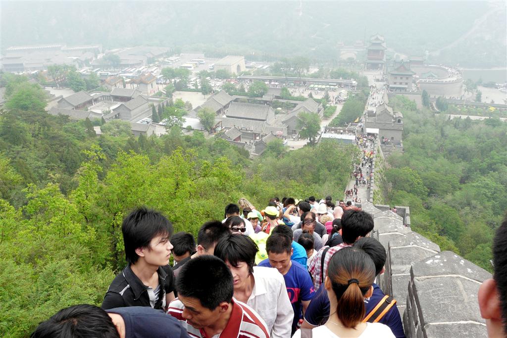 BEIJING - drukte bij de Chinese muur