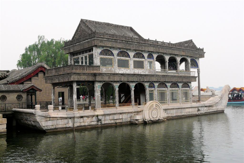 BEIJING - marmeren boot bij het zomerpaleis