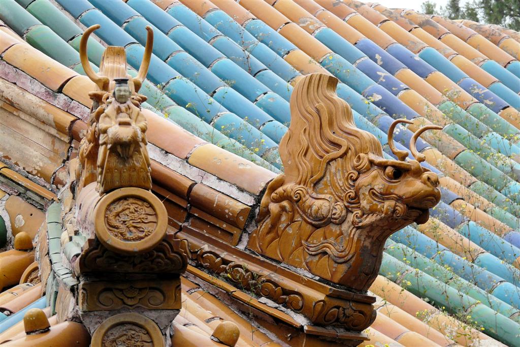 BEIJING - dakversieringen bij het zomerpaleis