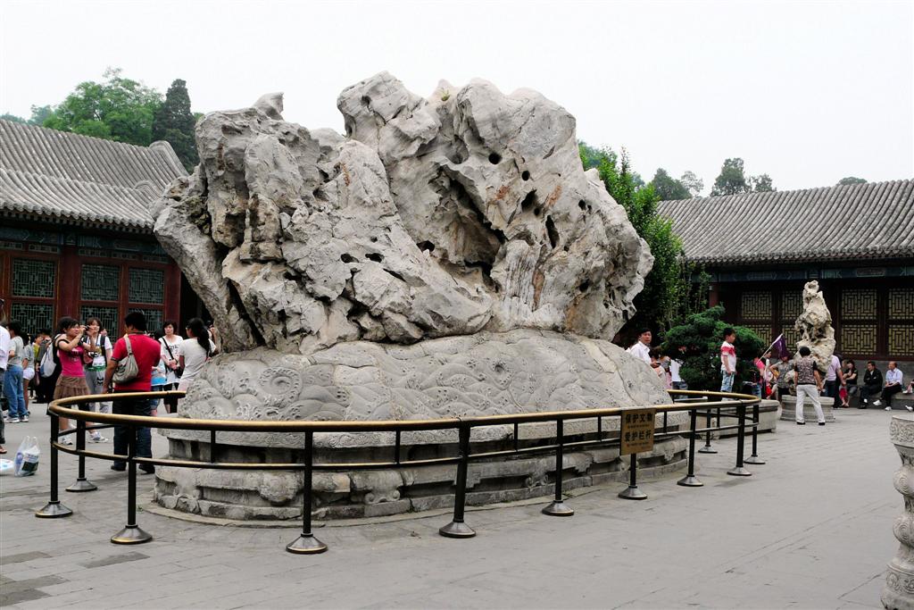BEIJING - rotsblok bij het zomerpaleis