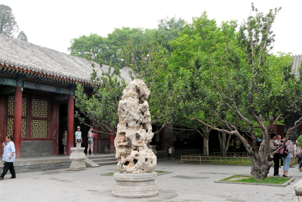 BEIJING - rotsblok bij het zomerpaleis