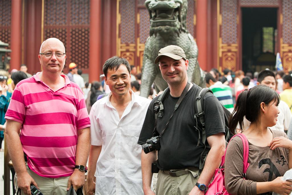 BEIJING - Ed en Carlos voor beeld van Chinese leeuw bij het zomerpaleis