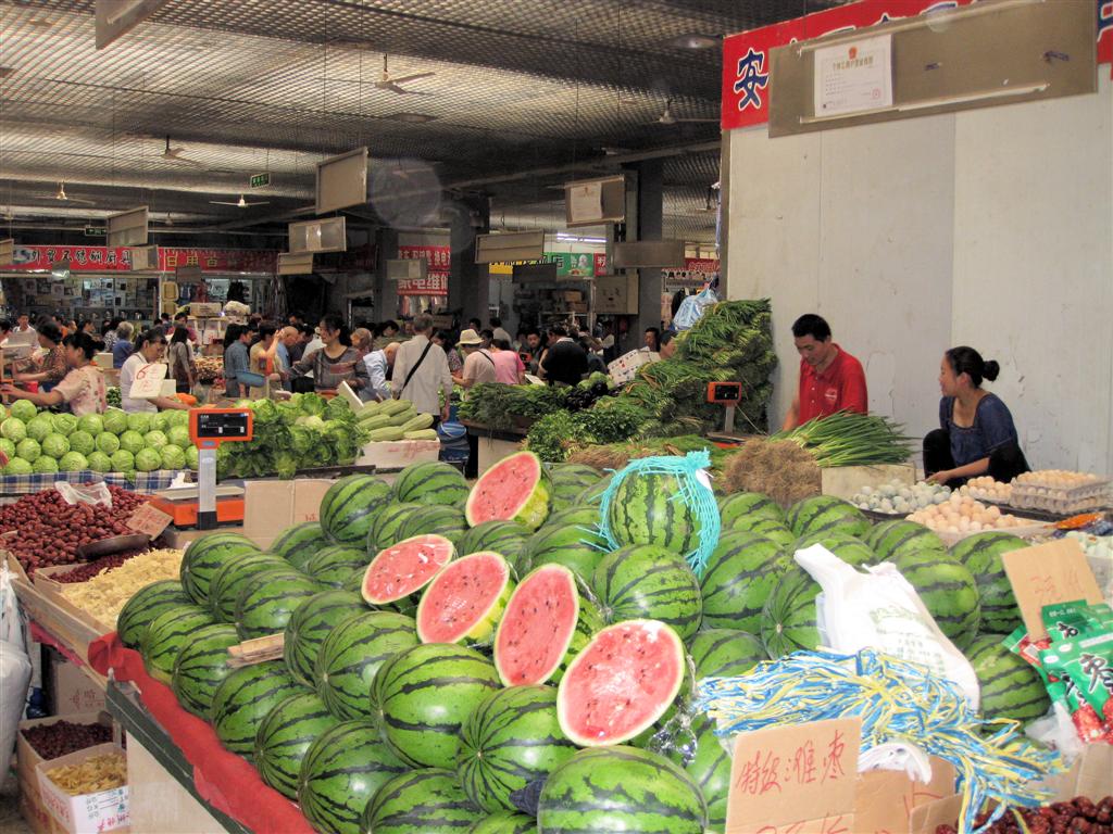 BEIJING - groenten op een lokale markt