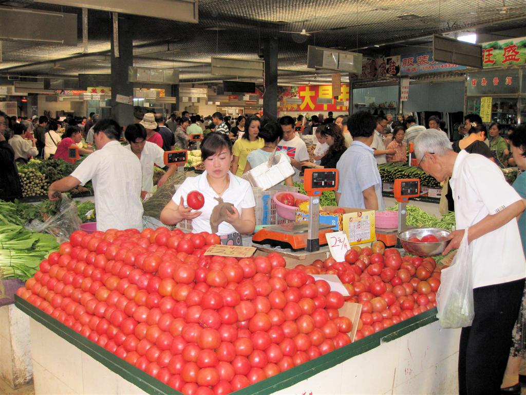 BEIJING - groenten op een lokale markt