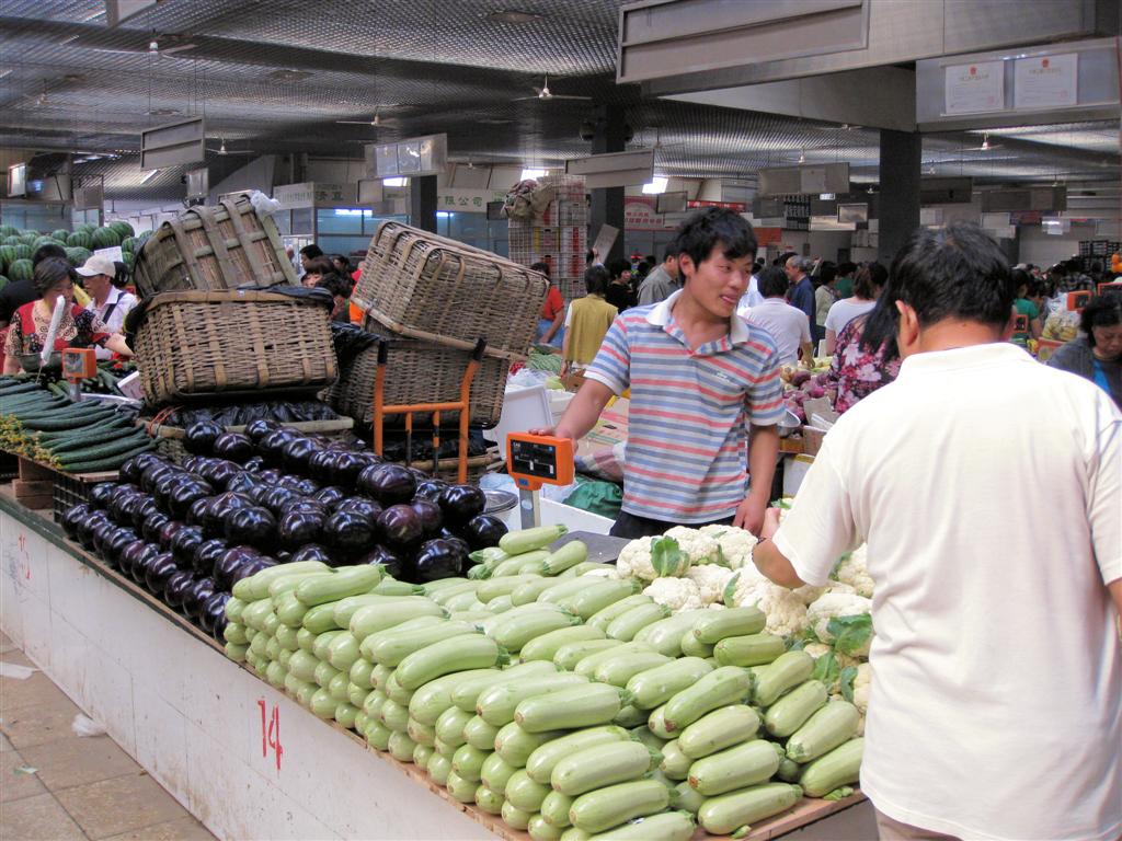 BEIJING - groenten op een lokale markt
