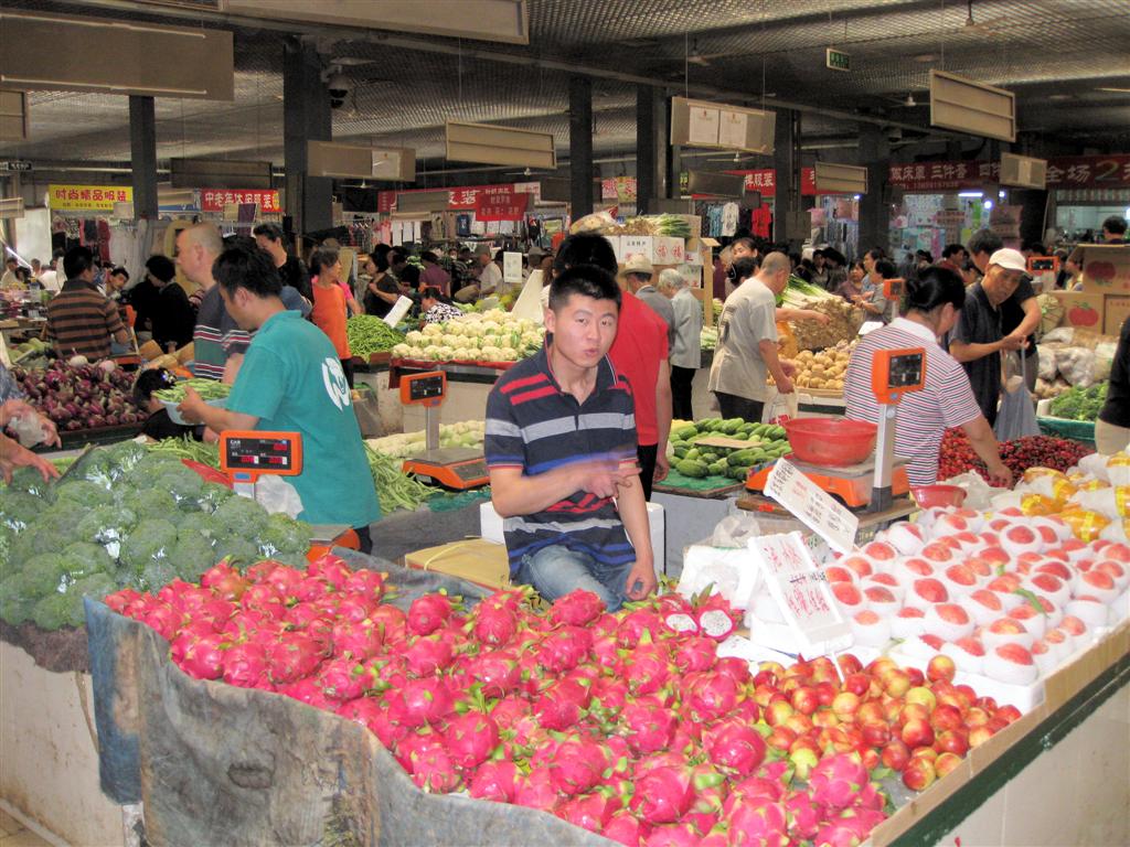 BEIJING - groenten op een lokale markt