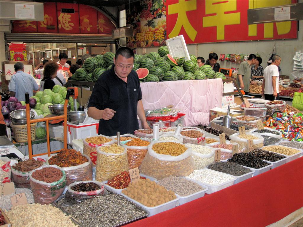 BEIJING - noten op een lokale markt