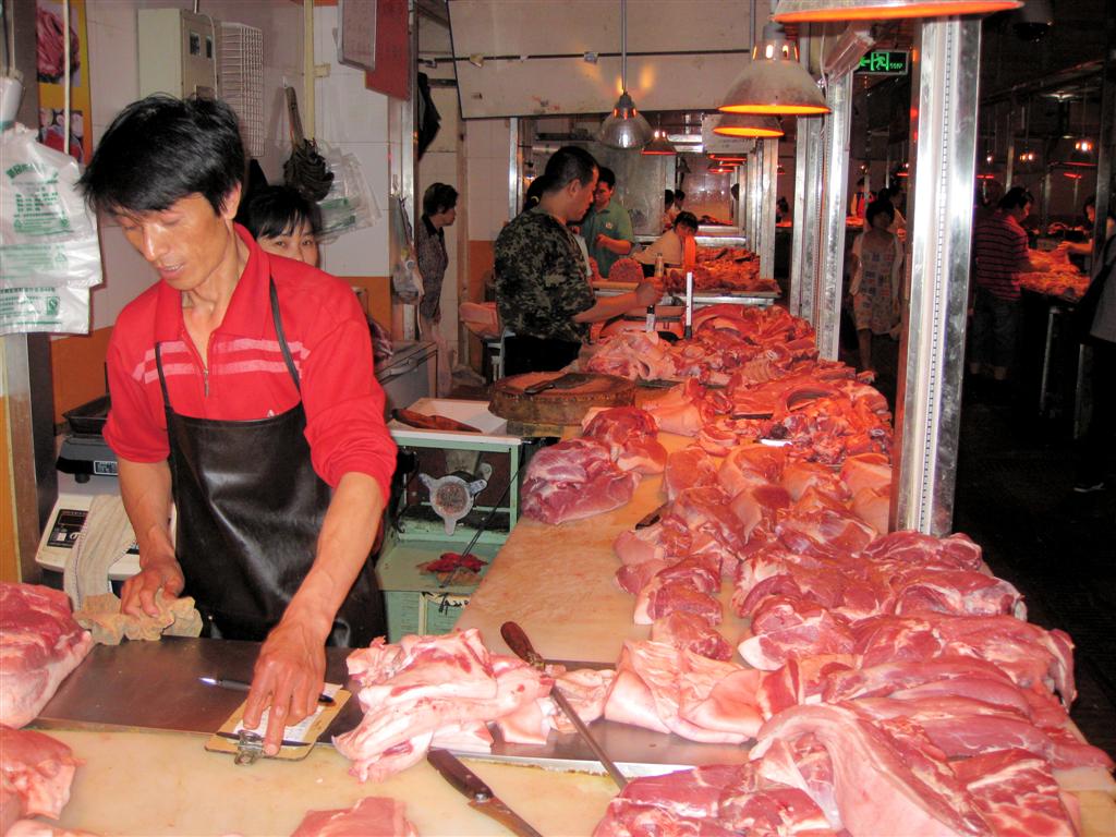 BEIJING - vlees op een lokale markt
