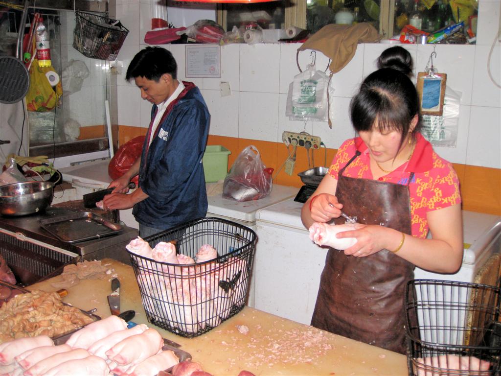 BEIJING - varkenspoten op een lokale markt