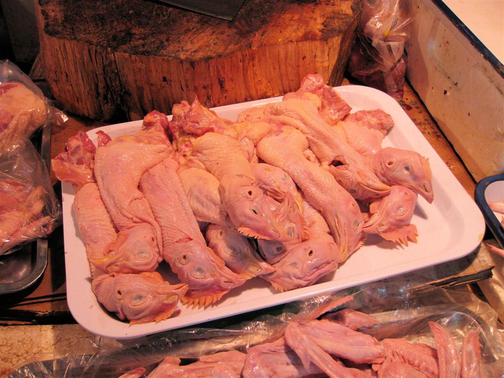 BEIJING - kippenhoofden op een lokale markt