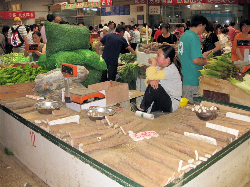 BEIJING - groenten op een lokale markt