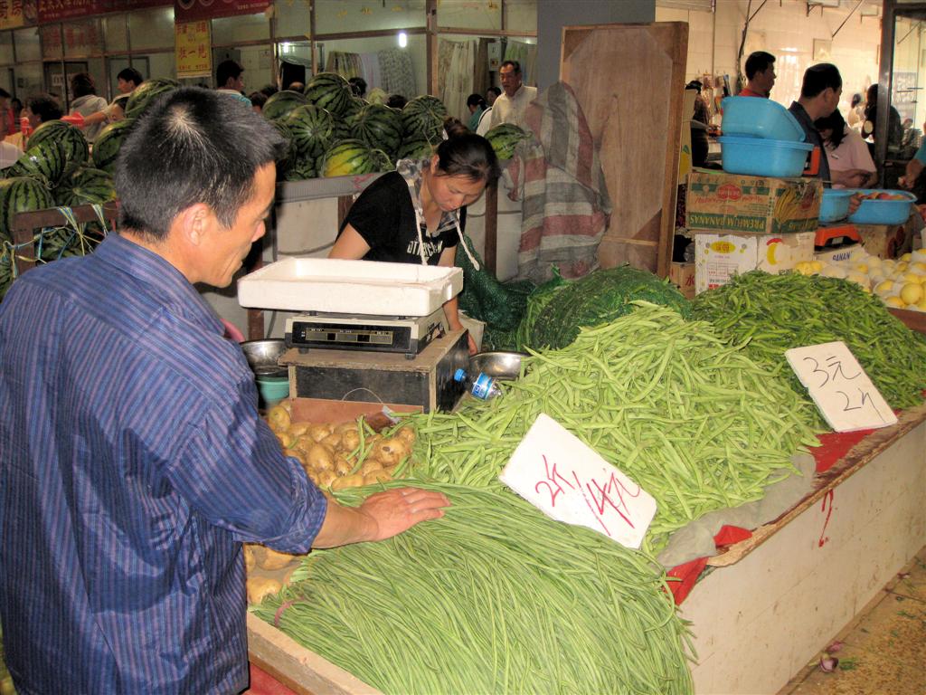 BEIJING - groenten op een lokale markt