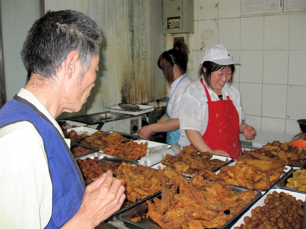 BEIJING - gefrituurd vlees op een lokale markt