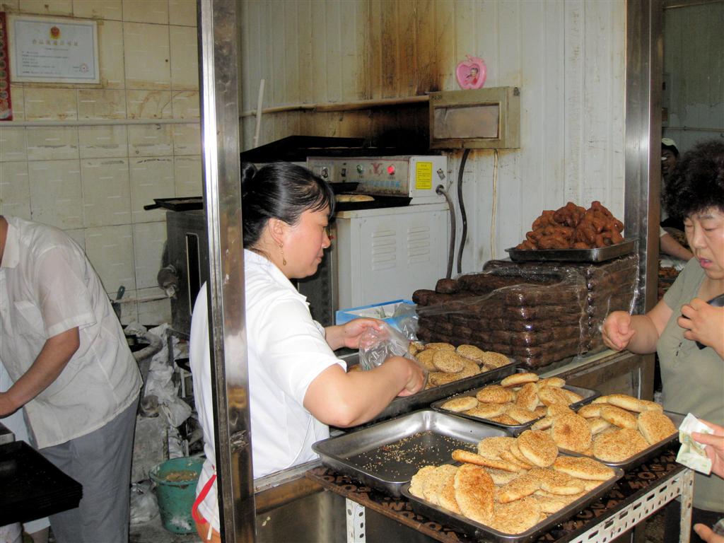 BEIJING - broodjes op een lokale markt