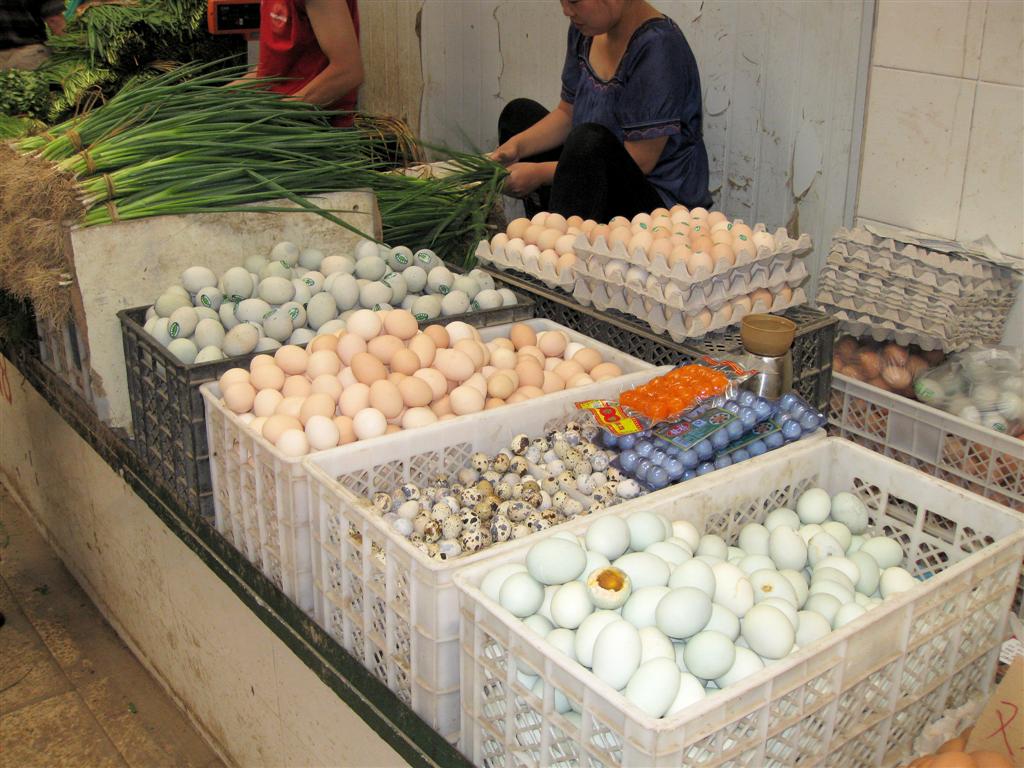 BEIJING - eieren op een lokale markt