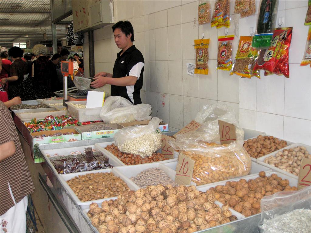 BEIJING - noten op een lokale markt