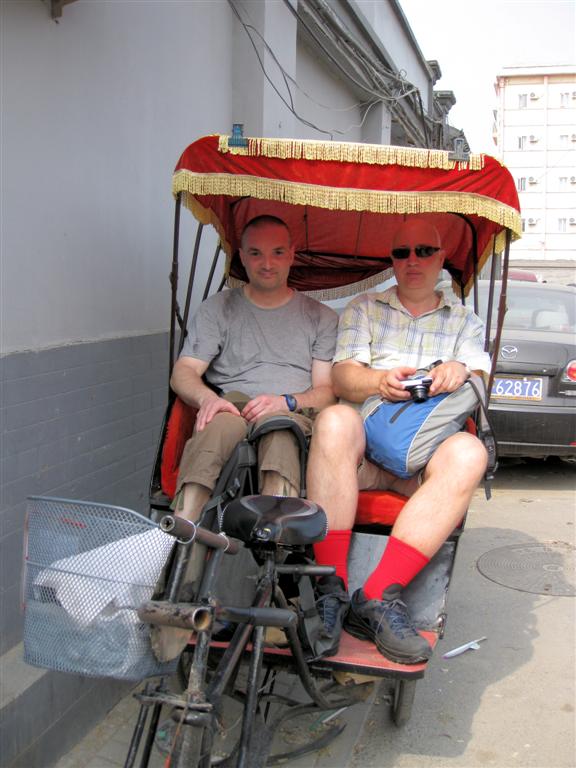 BEIJING - Carlos en Ed in een fietsriksja