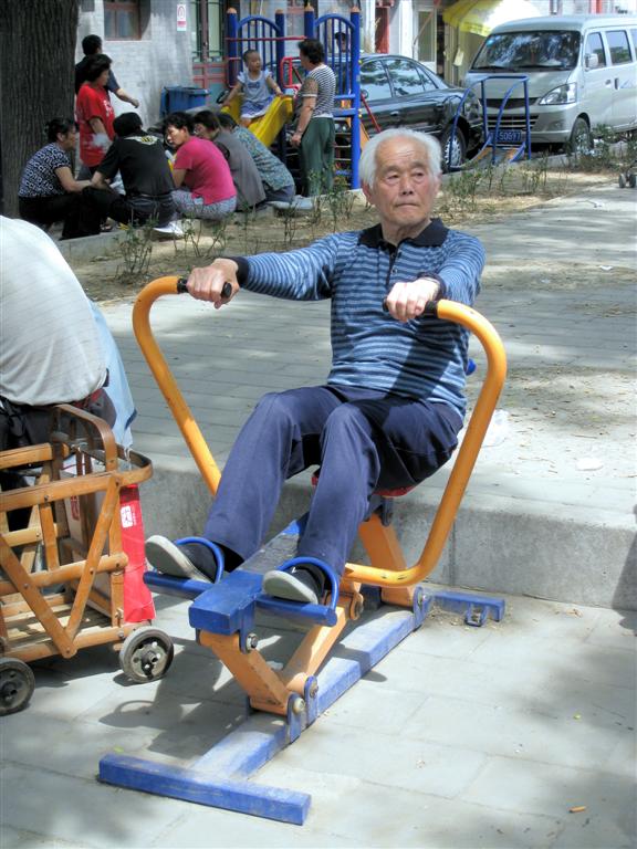BEIJING - oudere Chinees aan het roeien