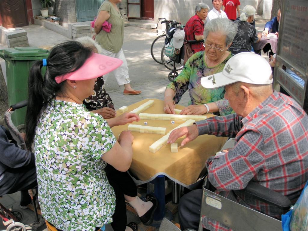 BEIJING - ouderen bezig met een spel