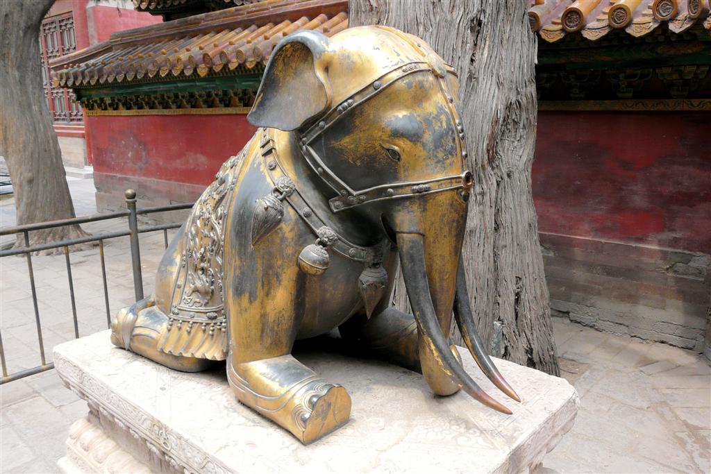 BEIJING - knielende olifant bij de verboden stad