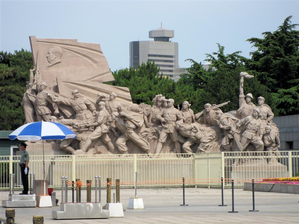 BEIJING - standbeeld bij mausoleum van Mao op het plein van de hemelse vrede