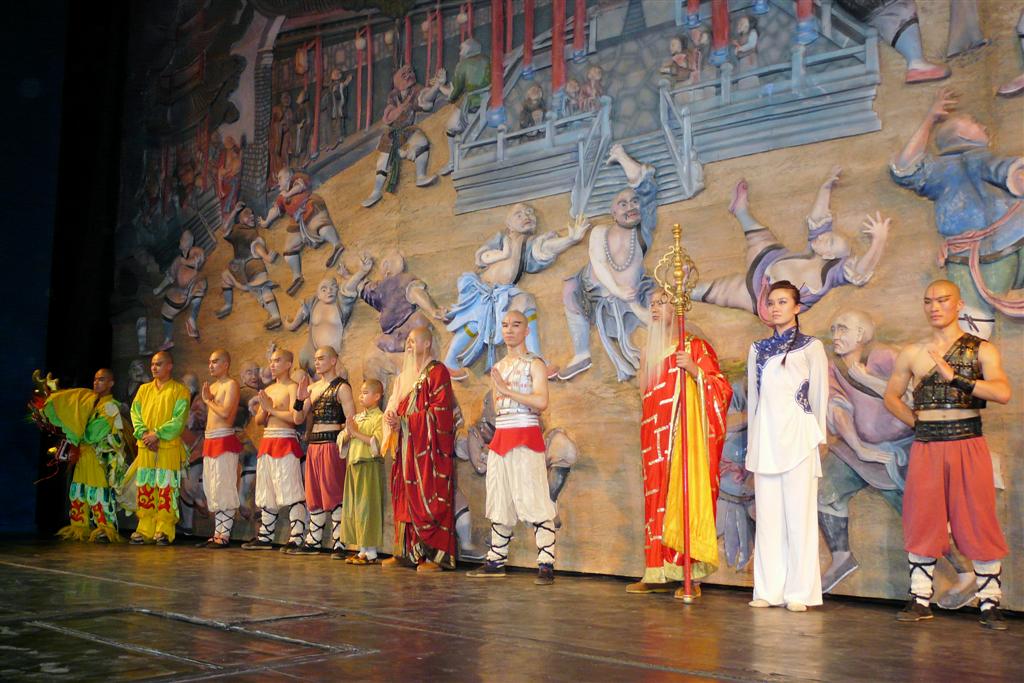BEIJING - acteurs van de kung fu show in het rode theater