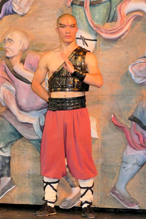 BEIJING - acteur van de kung fu show in het rode theater