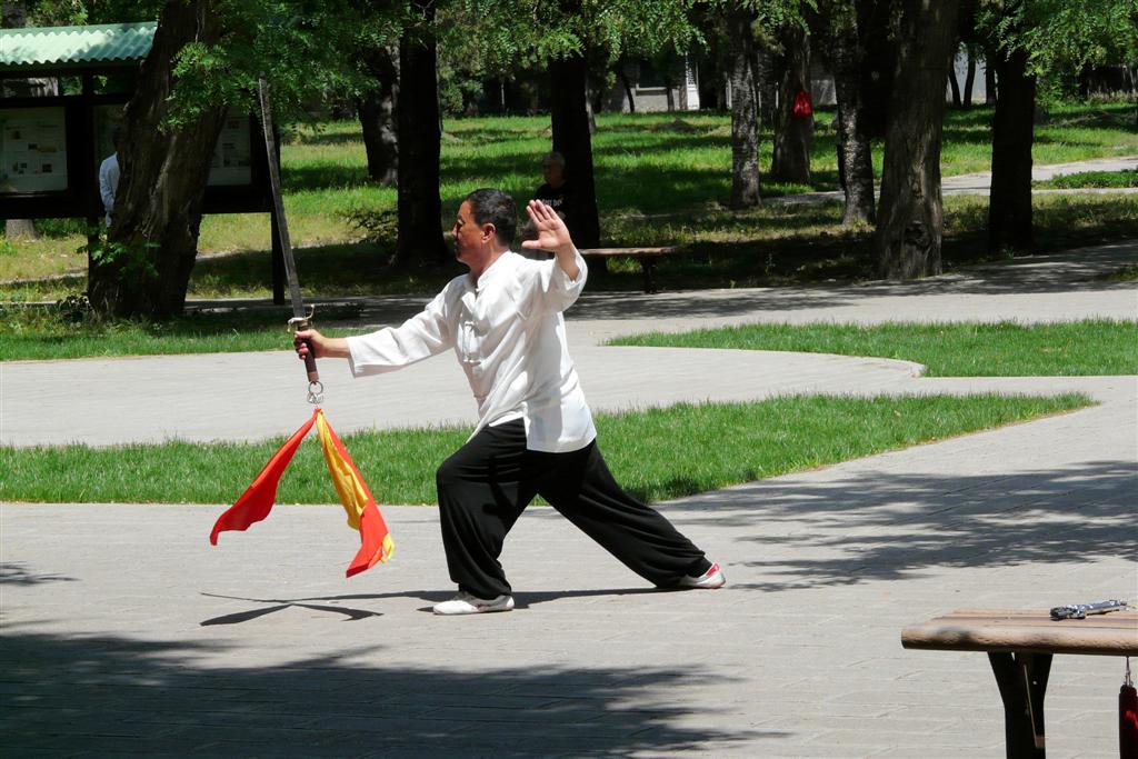 BEIJING - tai chi met zwaard in het park bij de tempel van de hemel