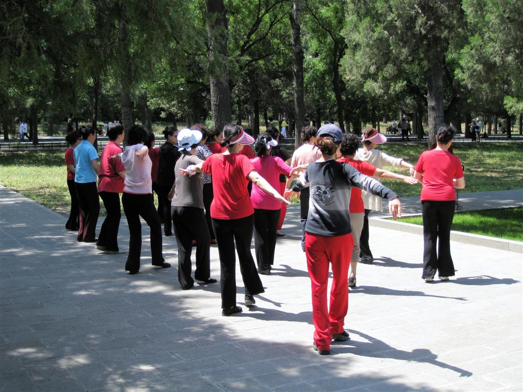 BEIJING - aeorbics in het park bij de tempel van de hemel