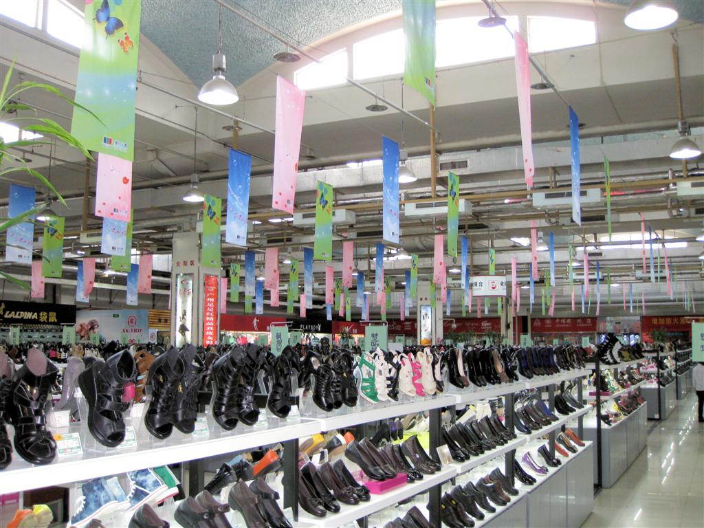 BEIJING - de schoenenafdeling in een winkelcentrum