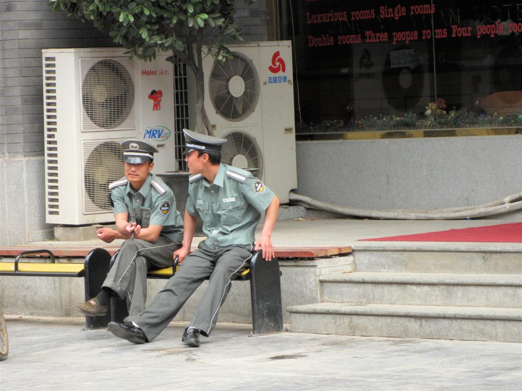 BEIJING - bewakers van een winkelstraat