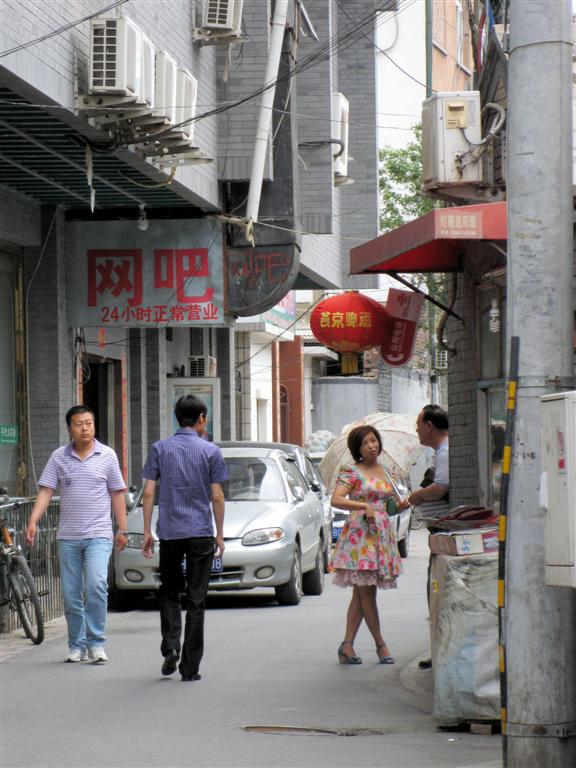 BEIJING - zijstraat van een winkelstraat