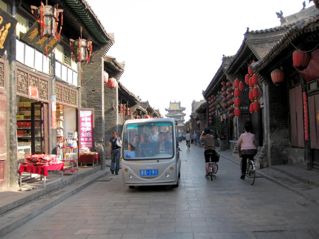 PINGYAO - met elektrische wagens rijden we door de hoofdstraat van het oude centrum naar ons hotel