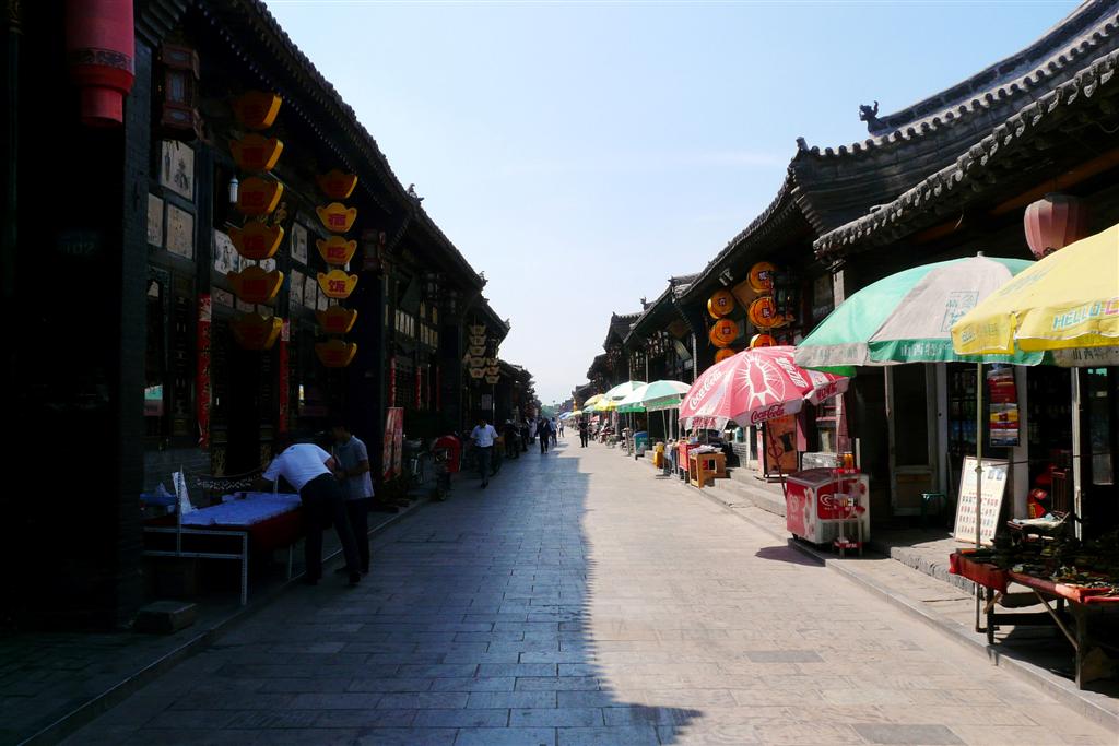 PINGYAO - hoofdstraat in het oude centrum