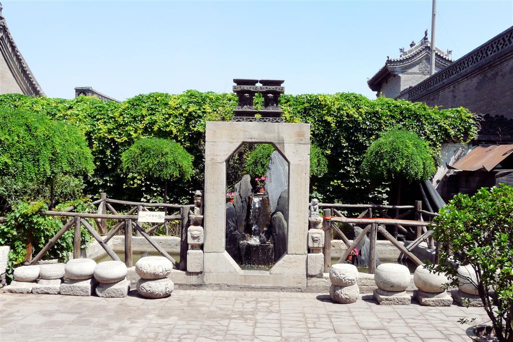 PINGYAO - waterpartij op binnenplaats van een bank museum