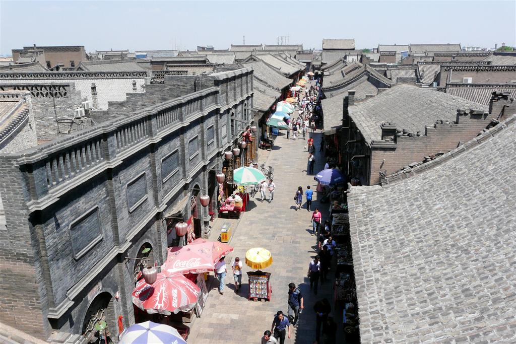 PINGYAO - hoofdstraat in het oude centrum