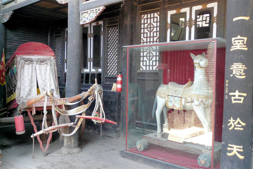 PINGYAO - een oude koets en stenen paard van een museum