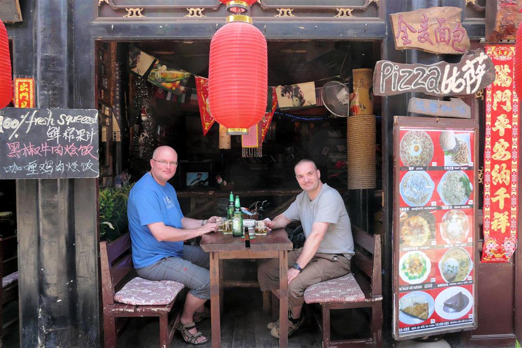 PINGYAO - Jeroen en Carlos drinken een biertje