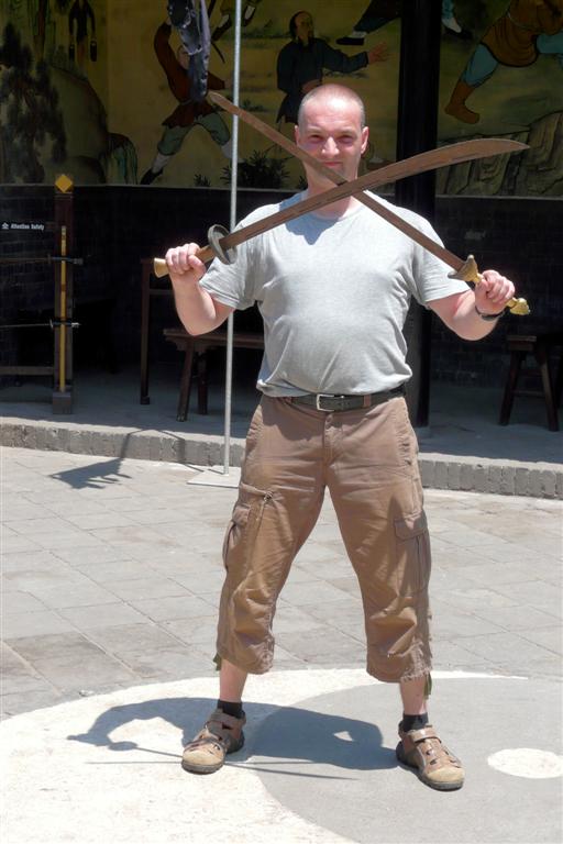 PINGYAO - Carlos met twee zwaarden van het kung fu museum